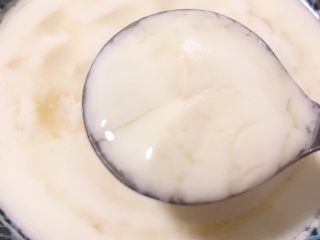 8、姜撞奶,搅拌下 一碗姜撞奶 就完成啦