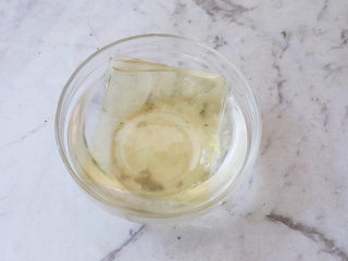 2、咖啡奶冻,吉利丁片提前浸泡备用