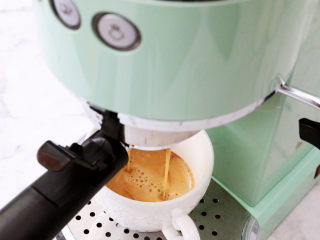 3、咖啡奶冻,首先先制作咖啡液，我用的是马克西姆意式咖啡机，20克粉打了差不多约160克的浓缩咖啡液