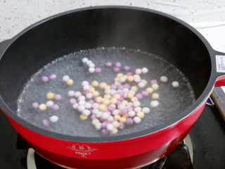 4、咖啡奶冻,锅中注入清水煮开后，放入小芋圆