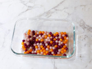 7、咖啡奶冻,再控干水分铺在容器底部