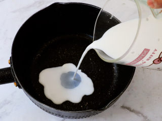 8、咖啡奶冻,奶锅中加入牛奶