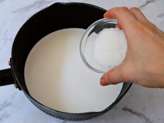 9、咖啡奶冻,加入白糖