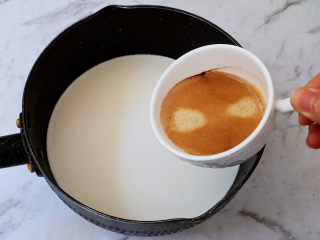 10、咖啡奶冻,加入咖啡液