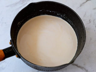 11、咖啡奶冻,搅拌均匀，再放在炉上，小火边加热边搅拌