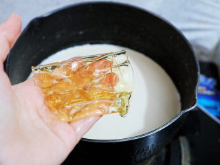 12、咖啡奶冻,煮至白糖融化时加入泡软的吉利丁片