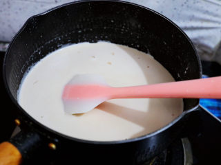 13、咖啡奶冻,继续加热至吉利丁片融化即可