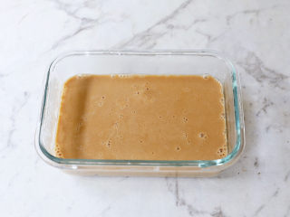 14、咖啡奶冻,将煮好的咖啡液倒入装有芋圆的容器中，放凉至凝固，也可以放入冰箱冷藏至凝固，等咖啡液凝固后切成小块即可