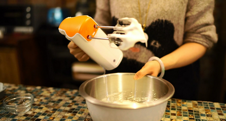 9、抹茶红豆蛋糕卷＆抹茶鸡尾酒,分两次往蛋清中加入60g糖，打发至中性发泡