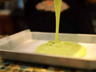 11、抹茶红豆蛋糕卷＆抹茶鸡尾酒,拌好的面糊倒入烤盘铺平，送入预热好的烤箱，180°C烤15分钟