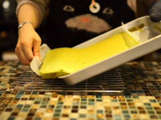 12、抹茶红豆蛋糕卷＆抹茶鸡尾酒,取出烤好的蛋糕后立刻脱模，放在架子上晾凉