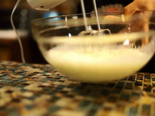 13、抹茶红豆蛋糕卷＆抹茶鸡尾酒,往奶油中加入糖打发