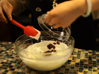 14、抹茶红豆蛋糕卷＆抹茶鸡尾酒,拌入之前做好的蜜红豆