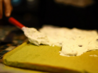 15、抹茶红豆蛋糕卷＆抹茶鸡尾酒,将蛋糕从烘焙纸上撕下来，抹上红豆奶油