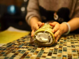 16、抹茶红豆蛋糕卷＆抹茶鸡尾酒,卷起后用保鲜膜包裹起来，送入冰箱冷藏至少1小时定型