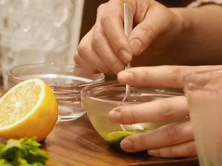 18、抹茶红豆蛋糕卷＆抹茶鸡尾酒,抹茶鸡尾酒：将抹茶粉和热水混合拌匀