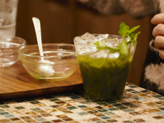 21、抹茶红豆蛋糕卷＆抹茶鸡尾酒,加入冰块，薄荷，金酒