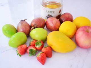 1、水果冷泡茶,准备好材料