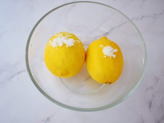2、水果冷泡茶,柠檬先用盐搓洗外皮,再冲洗干净