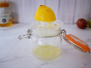 3、水果冷泡茶,一个柠檬榨汁备用
