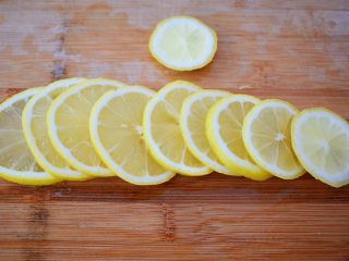 4、水果冷泡茶,一个切薄片去籽备用