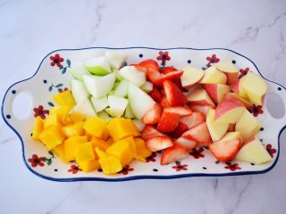 6、水果冷泡茶,再将苹果、青枣洗净去核切成小块,草莓洗净切小块备用