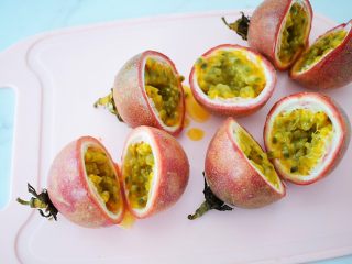 7、水果冷泡茶,将百香果对半切开