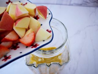 9、水果冷泡茶,再将苹果、芒果、青枣、草莓放入进去