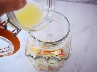 10、水果冷泡茶,加入柠檬汁