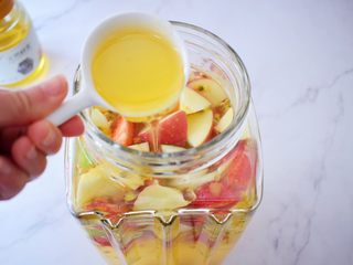 13、水果冷泡茶,加入蜂蜜搅拌均匀即可