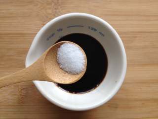 3、葱油面,将生抽、老抽、盐和糖放入碗中