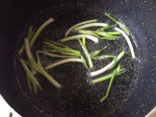 6、葱油面,炸至葱白变软