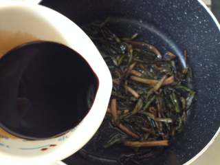 9、葱油面,待油温稍微冷却后再倒入调味汁，小火再煮1分钟左右即可