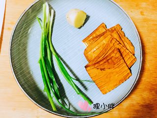 1、老北京炸酱,葱洗干净，姜切一小块，豆腐干洗干净准备好