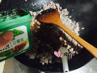 7、老北京炸酱,加入豆瓣酱翻炒