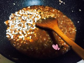 10、老北京炸酱,加入提前切好的豆豆腐干