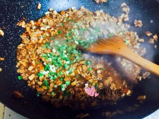 13、老北京炸酱,等水份慢慢炒干，加入葱花