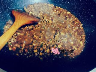 14、老北京炸酱,炒匀后关火，盛盘