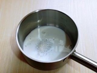 2、高颜值沙皮狗冰激凌,首先将牛奶与白砂糖加入奶锅中。