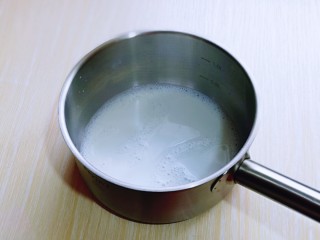 3、高颜值沙皮狗冰激凌,隔水将糖煮至融化。