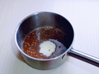 6、高颜值沙皮狗冰激凌,加入吉利丁粉，搅拌均匀。