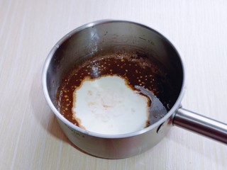 7、高颜值沙皮狗冰激凌,最后加入淡奶油搅拌均匀。(奶油提前打出纹路即可，无需打发)