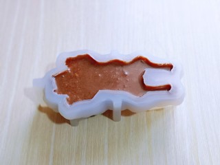 10、高颜值沙皮狗冰激凌,将做好的巧克力糊倒入模具中，放入冰箱冷冻6小时或者一夜。(我冷冻了一夜)