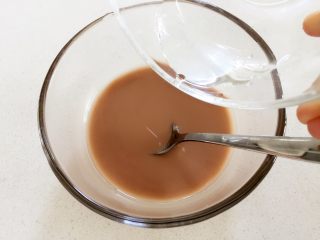 2、米粉“布丁”—可以抓在手上吃的米糊7M ,在藕粉中缓慢倒入40g温水，搅拌成均匀藕浆