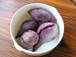 2、低脂健康 紫薯月饼 ,紫薯出锅，稍微晾到不烫手即可。