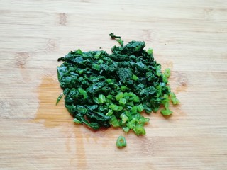 2、菠菜鸡蛋糕,焯过水的菠菜捞出晾凉，攥去多余的水分切碎。