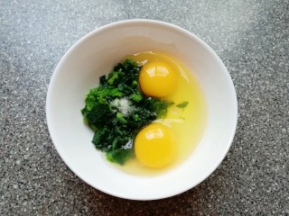 3、菠菜鸡蛋糕,将切碎的菠菜放入碗中，打入两个鸡蛋，放一点盐。