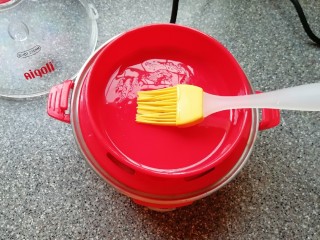 8、菠菜鸡蛋糕,放上煎蛋盘，煎蛋盘的内壁和底部刷上一层食用油。