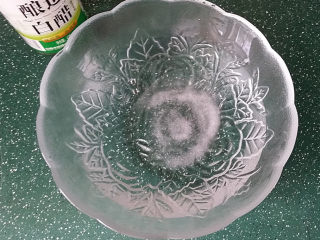 4、蓝莓山药,碗中加少许食盐、白醋和清水搅拌均匀