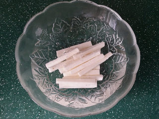 5、蓝莓山药,将切好的山药条放入浸泡一会儿